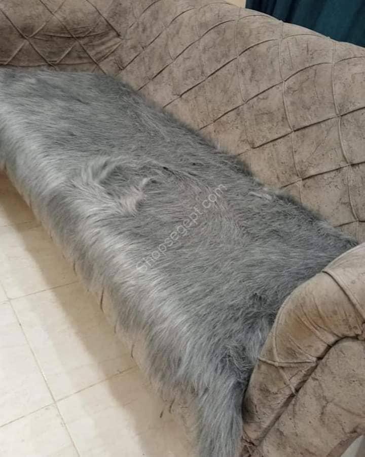 "كفر انترية فرو مستورد من متاجر مصر Shops Egypt، 2 كنبة و2 كرسي، لون رصاصي، تصميم عصري مع برقع لامع كرستالي."