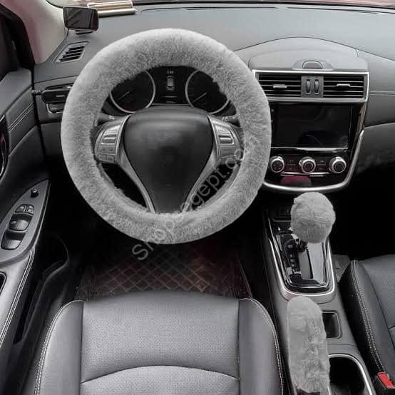 غطاء طارة وهاند وفتيس فرو مستورد باللون الرصاصي من "متاجر مصر Shops Egypt"، يظهر تفاصيل الطقم بلون رصاصي أنيق.