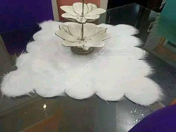 صورة مفرش فرو مربع كامل: نص بديل: "مفرش فرو مربع متعدد الاستخدامات مقاس 80x80 من متاجر مصر Shops Egypt، يظهر بريق لامع وتصميم برسوم دوائر." صورة تفاصيل الفرو: نص بديل: "تفاصيل فرو مفرش مربع من متاجر مصر Shops Egypt، يظهر طول الشعرة 5 سم وملمس ناعم وبريق كريستالي." صورة المفرش على الأريكة: نص بديل: "مفرش فرو مربع من متاجر مصر Shops Egypt موضوع على أريكة، يعرض استخدامه كغطاء دافئ وفاخر." صورة المفرش على الطاولة: نص بديل: "مفرش فرو مربع من متاجر مصر Shops Egypt مزين على طاولة، يعرض تصميماً أنيقاً واستخدامه كزينة للطاولة."