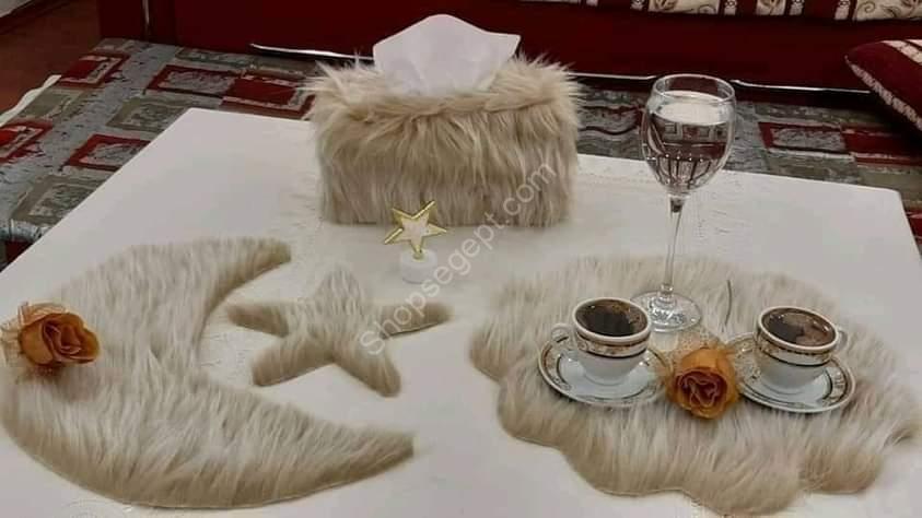 نص بديل: close-up لخامة فرو مستورد كثيف بطول شعرة 5 سم، بلمسة بريق كريستالي لامع من طقم مفارش رمضان.