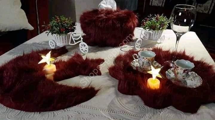 نص بديل: close-up لخامة فرو مستورد كثيف بطول شعرة 5 سم، بلمسة بريق كريستالي لامع من طقم مفارش رمضان.