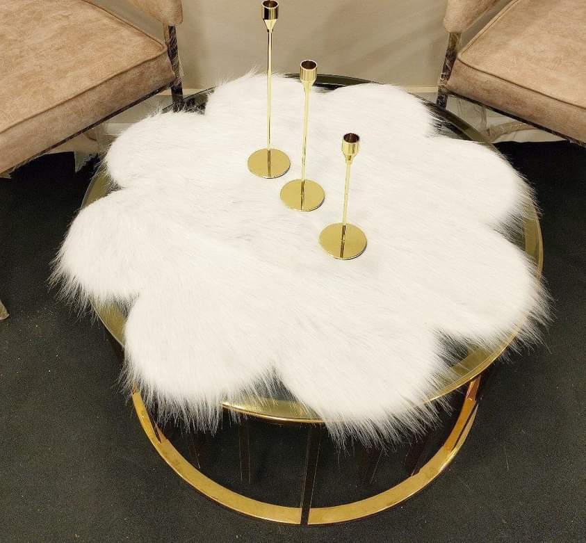 "مفرش فرو مستورد دائري قطر 80 سم من متاجر مصر Shops Egypt، خامة فرو كثيف بسمك 5 سم، تصميم عصري بلمعان كرستالي، متوفر بألوان متنوعة: الأبيض، الأوف وايت، الأسود، الرصاصي، الكشمير، والبيج."