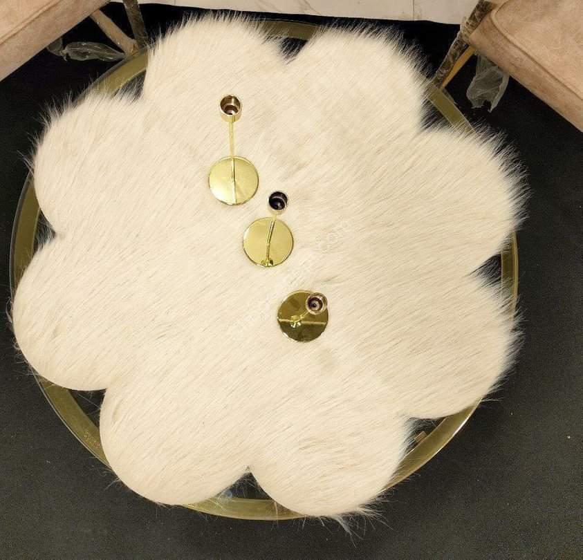 مفرش فرو مستورد دائري قطر 80 سم من متاجر مصر Shops Egypt، خامة فرو كثيف بسمك 5 سم، تصميم عصري بلمعان كرستالي، متوفر بألوان متنوعة: الأبيض، الأوف وايت، الأسود، الرصاصي، الكشمير، والبيج