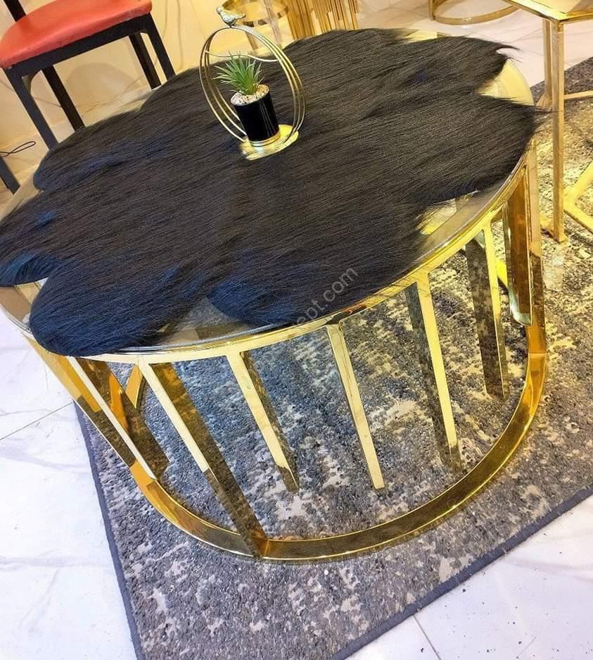 مفرش فرو مستورد دائري قطر 80 سم من متاجر مصر Shops Egypt، خامة فرو كثيف بسمك 5 سم، تصميم عصري بلمعان كرستالي، متوفر بألوان متنوعة: الأبيض، الأوف وايت، الأسود، الرصاصي، الكشمير، والبيج.