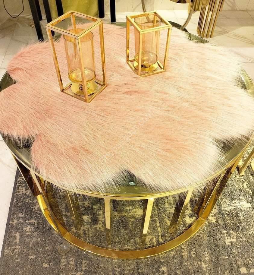 مفرش فرو مستورد دائري قطر 80 سم من متاجر مصر Shops Egypt، خامة فرو كثيف بسمك 5 سم، تصميم عصري بلمعان كرستالي، متوفر بألوان متنوعة: الأبيض، الأوف وايت، الأسود، الرصاصي، الكشمير، والبيج.