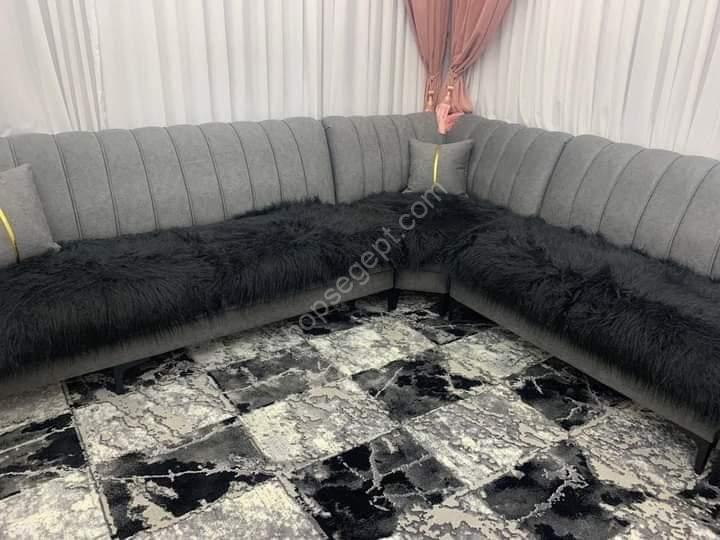 "مفرش فرو مجالس ركنة باللون الأبيض من متاجر مصر Shops Egypt، فرو مستورد كثيف بطول شعرة 5 سم، بريق كريستالي لامع."