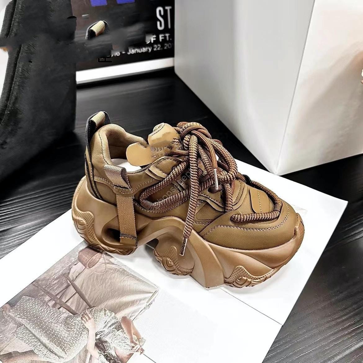 حذاء رياضي نسائي ذو قاعدة صغيرة وسميكة للغاية وخفيف الوزن - الصورة 6