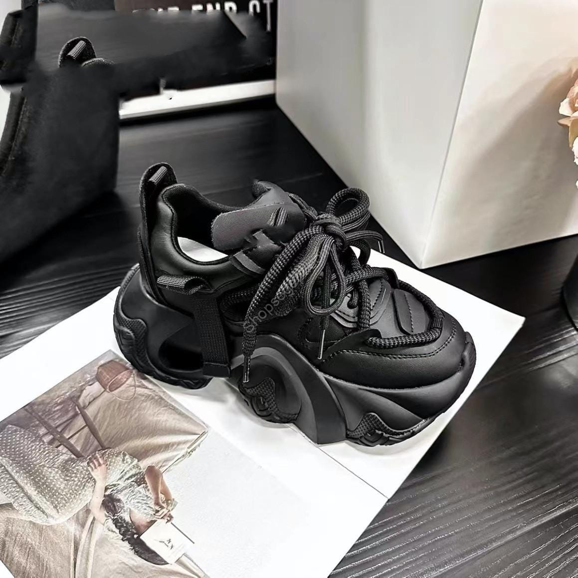 حذاء رياضي نسائي ذو قاعدة صغيرة وسميكة للغاية وخفيف الوزن - الصورة 5