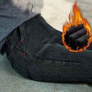 بنطلون ضيق من القطيفة بمقاس كبير مع جيب باللون الأحمر