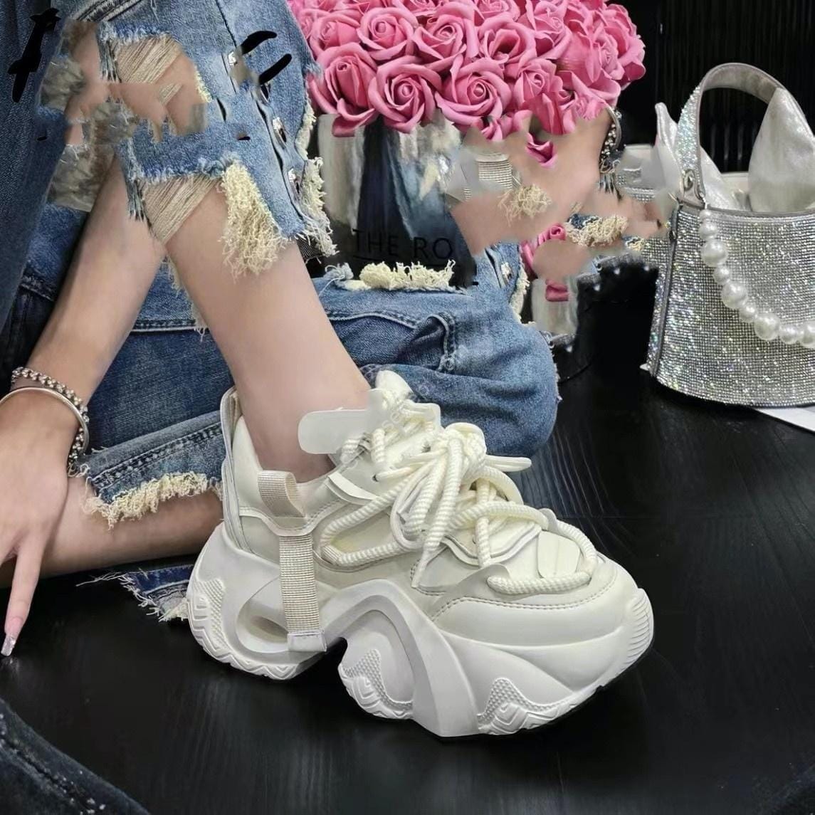 حذاء رياضي نسائي ذو قاعدة صغيرة وسميكة للغاية وخفيف الوزن - الصورة 3