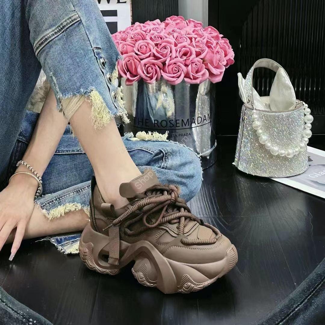 حذاء رياضي نسائي ذو قاعدة صغيرة وسميكة للغاية وخفيف الوزن - الصورة 2