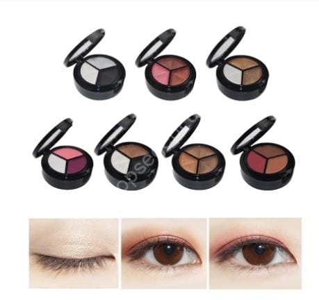 مرآة مع فرشاة ظلال العيون والمكياج.