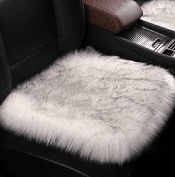 "مقاعد فرو مستورد لكرسي السيارة باللون الأبيض في الأسود - تصميم أنيق ومتناغم."