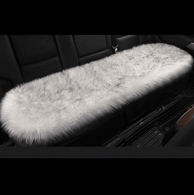 كنبة فرو مستورد لكرسي السيارة باللون الأبيض في الأسود - تصميم أنيق ومتناغم."