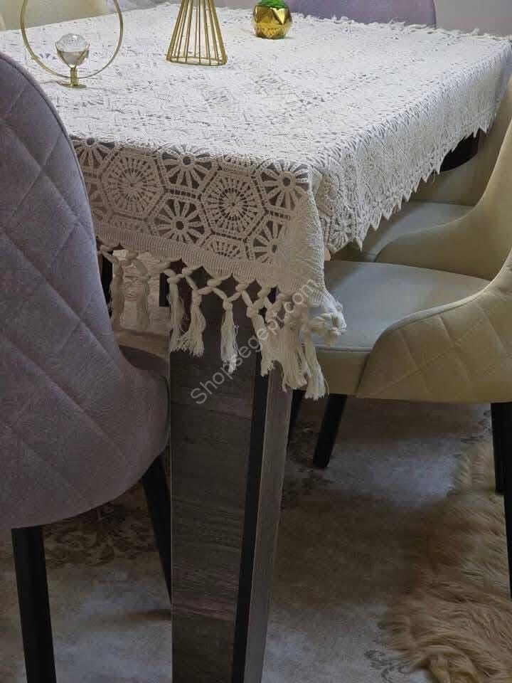 مفرش سفرة أوف وايت بتصميم عصري فوق طاولة خشبية من متاجر مصر