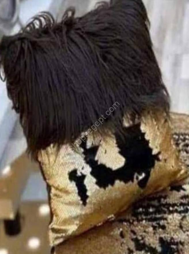 "خدادية مصممة من الفرو الأسود مع الترتر الذهبي اللامع، تعكس الفخامة والأناقة في الديكور."