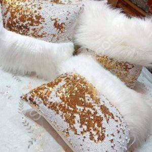 "خدادية فرو أبيض مع ترتر ذهبي لامع، تصميم أنيق يناسب الديكورات الفاخرة والمجالس الراقية."