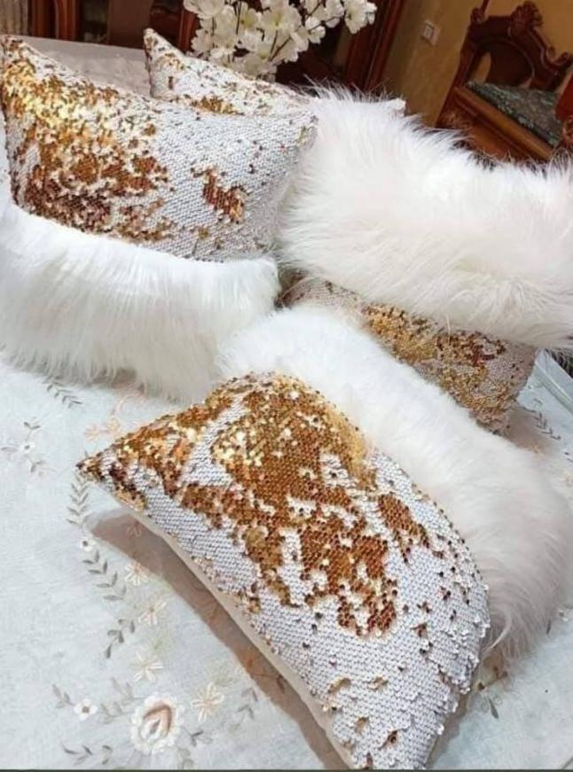 "خدادية فرو أبيض مع ترتر ذهبي لامع، تصميم أنيق يناسب الديكورات الفاخرة والمجالس الراقية."