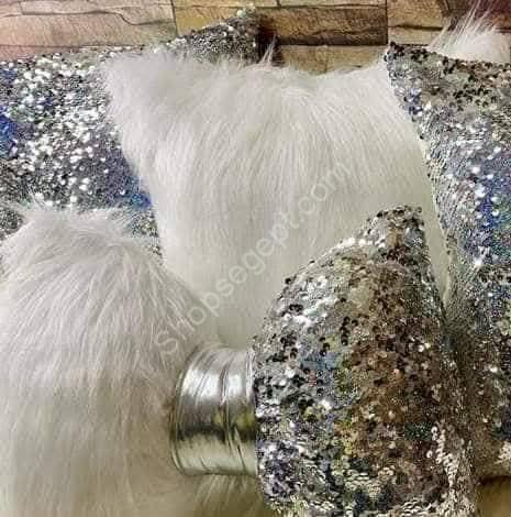 فيونكه فرو ترتر فضي في فرو أبيض، تصميم فاخر وجذاب لتزيين أي مساحة.