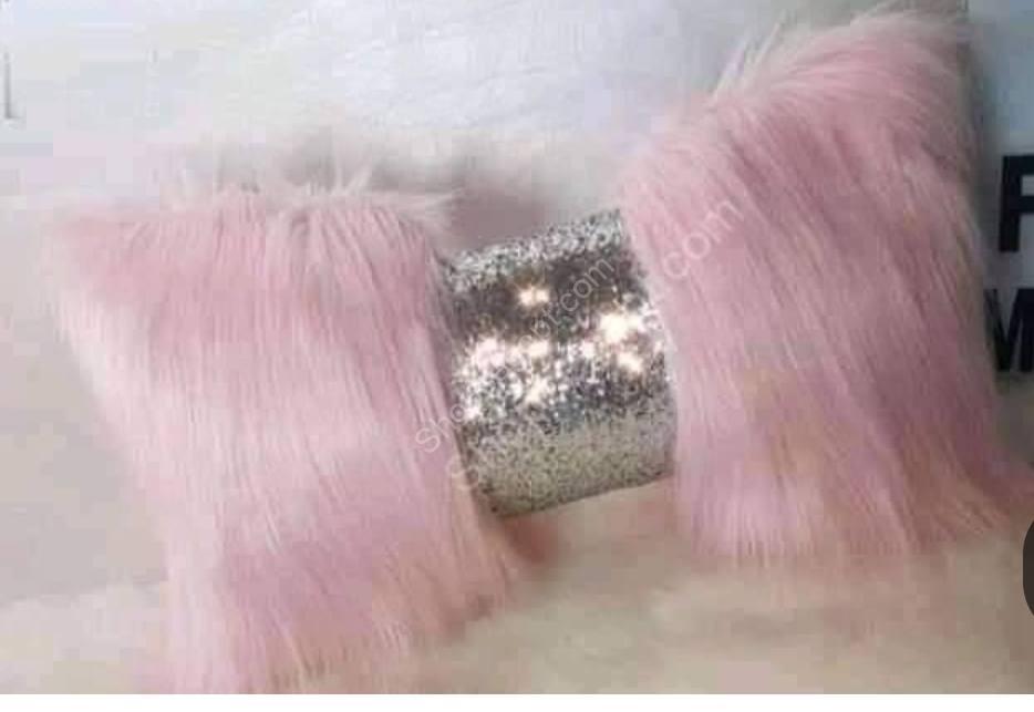 "فيونكه فرو كشمير مقاس 50×30 مستورد من خامات ممتازة، يضيف لمسة دافئة وأنيقة للأثاث."