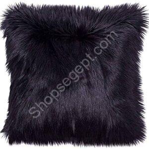 "كوشن فرو باللون الأسود الأنيق، يضيف لمسة من الفخامة والراحة لمجموعة الأثاث."