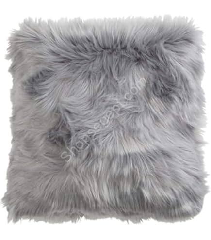 "كوشن فرو باللون الرصاصي الأنيق، يضفي لمسة من الراحة والفخامة على الأثاث."