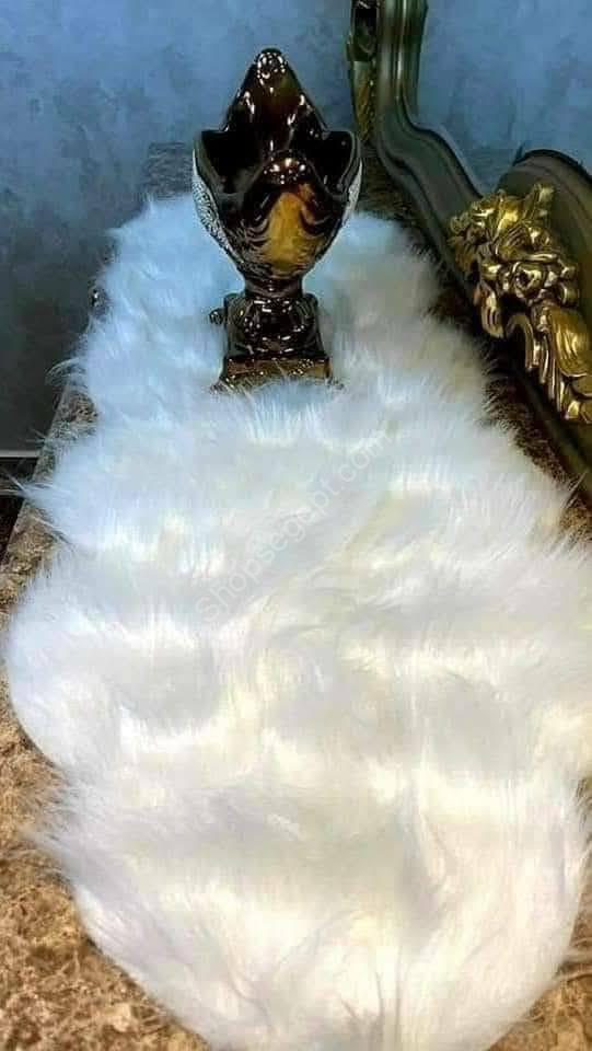 مفرش فرو أبيض فاخر للسفرة - يوفر لمسة من الأناقة والراحة لغرف الطعام، مصنوع من فرو عالي الجودة، مناسب لجميع المناسبات الخاصة والعائلية.