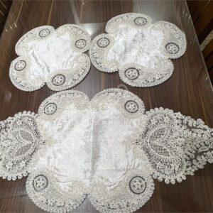 "مفرش ثلاث قطع الملكة من متاجر مصر، مفرش فاخر يتضمن تصميم أنيق وألوان متناسقة تضفي لمسة ملكية على غرفة نومك. مثالي للأزواج أو لعشاق الأناقة في منازلهم."