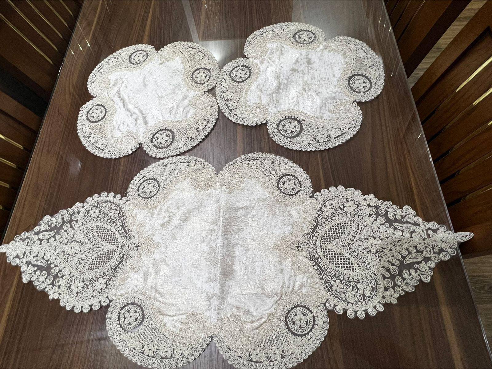 "مفرش ثلاث قطع الملكة من متاجر مصر، مفرش فاخر يتضمن تصميم أنيق وألوان متناسقة تضفي لمسة ملكية على غرفة نومك. مثالي للأزواج أو لعشاق الأناقة في منازلهم."