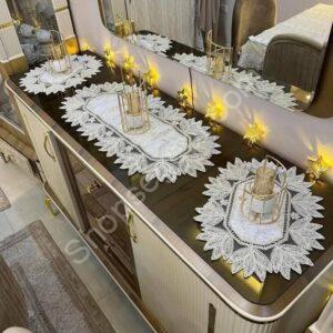 "مفرش ثلاث قطع زهرة اللوتس من متاجر مصر" : مفرش مكون من ثلاث قطع بتصميم زهرة اللوتس الرائع، يقدم لمسة من الفخامة والراحة لغرف النوم. يتميز بتفاصيل د