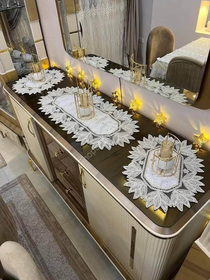 "مفرش ثلاث قطع زهرة اللوتس من متاجر مصر" : مفرش مكون من ثلاث قطع بتصميم زهرة اللوتس الرائع، يقدم لمسة من الفخامة والراحة لغرف النوم. يتميز بتفاصيل د